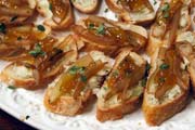 Crostini con Cipolla Rossa